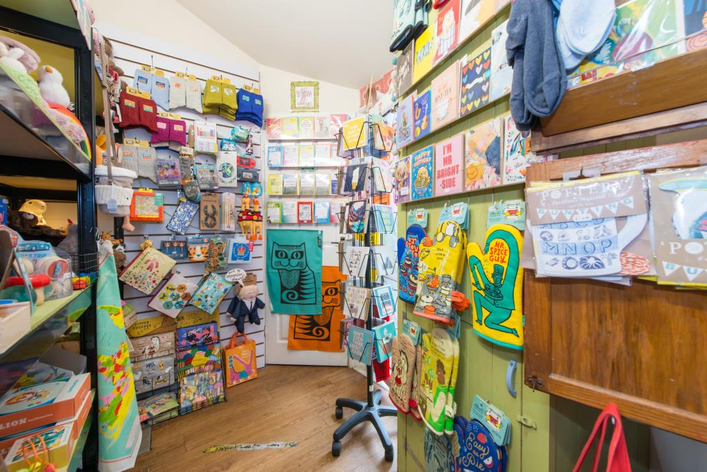 Lot: 125 - FOUR STOREY COMMERCIAL PROPERTY IN TOWN CENTRE - Ground floor retail area